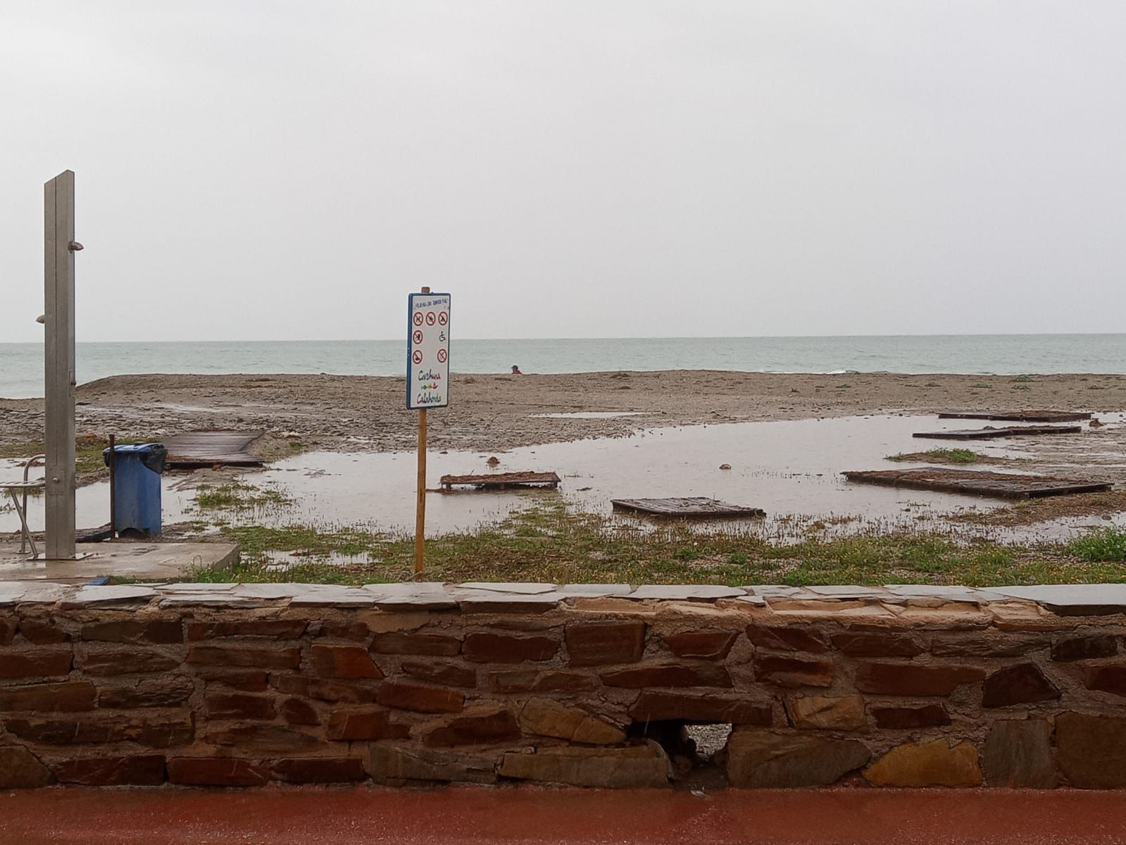 El temporal provoca daños en las infraestructuras de playas de Carchuna y Calahonda por un valor de más 100.000 euros